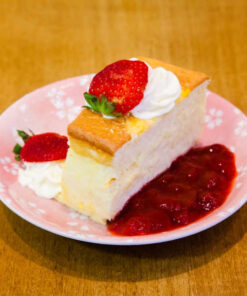 Cheesecake com calda de frutas vermelhas